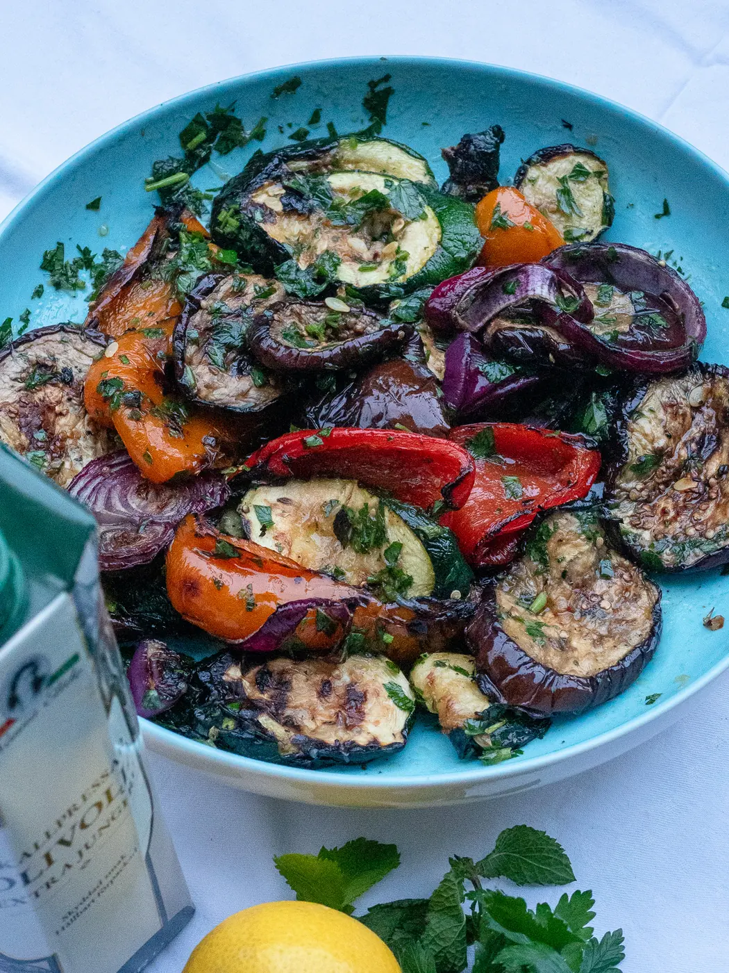 GRILLAD NEAPOLITANSK GRÖNSAKSSALLAD MED MYNTA & CITRON