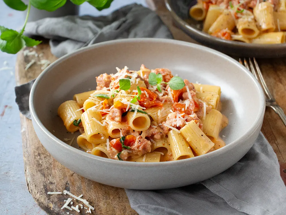 KRÄMIG SALSICCIAPASTA MED FÄRSKA TOMATER OCH PARMESAN
