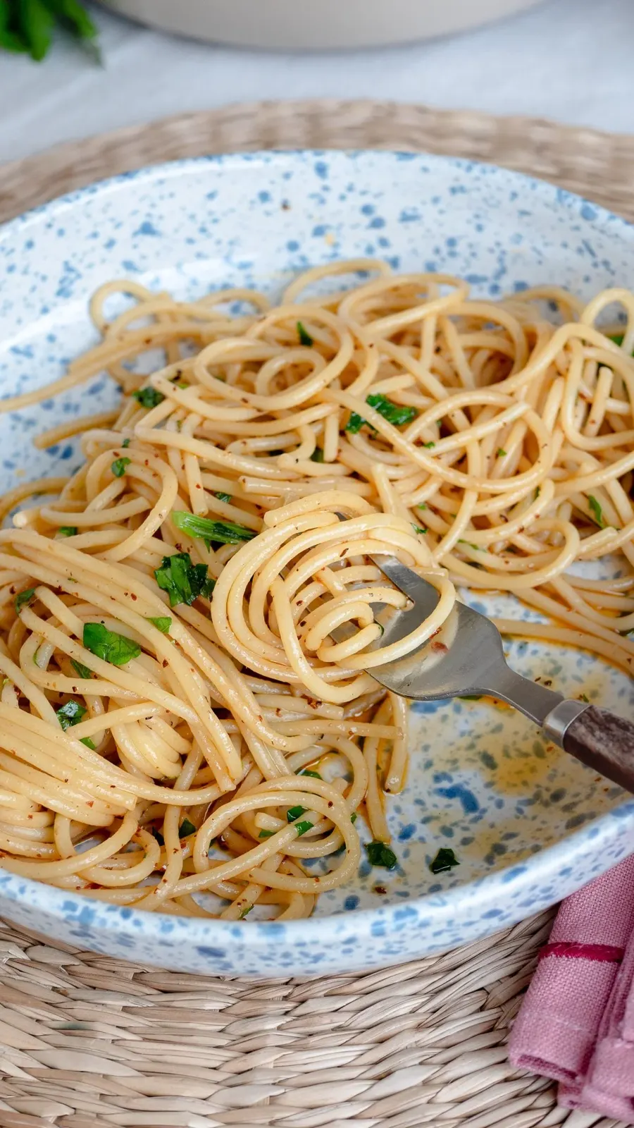SPAGHETTI AGLIO, OLIO E ALICI