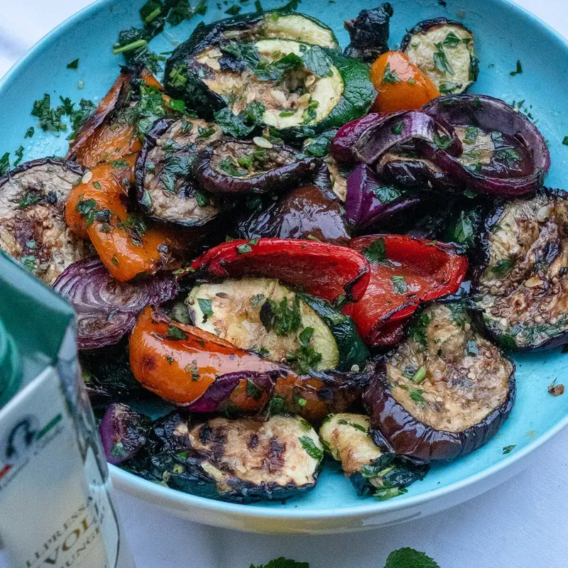 GRILLAD NEAPOLITANSK GRÖNSAKSSALLAD MED MYNTA & CITRON