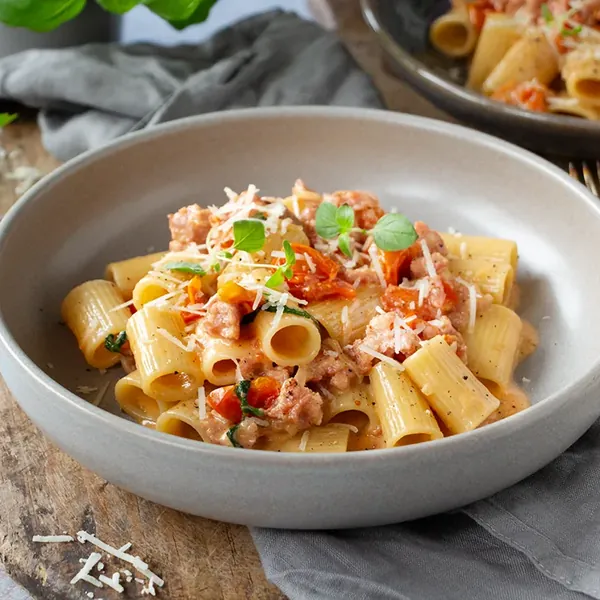 KRÄMIG SALSICCIAPASTA MED FÄRSKA TOMATER OCH PARMESAN