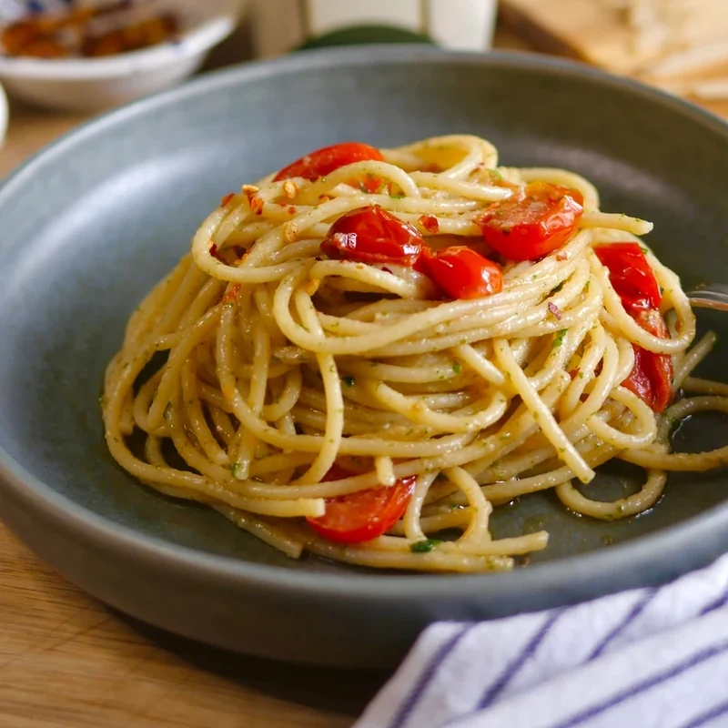 SPAGHETTI AGLIO E OLIO MED SMÅ TOMATER