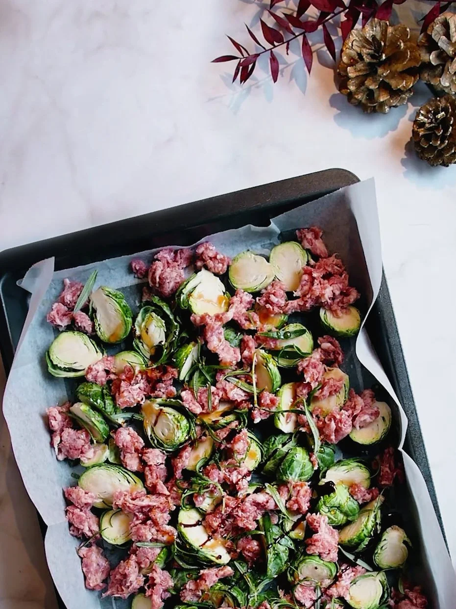 SALSICCIA MED HONUNGSROSTAD BRYSSELKÅL