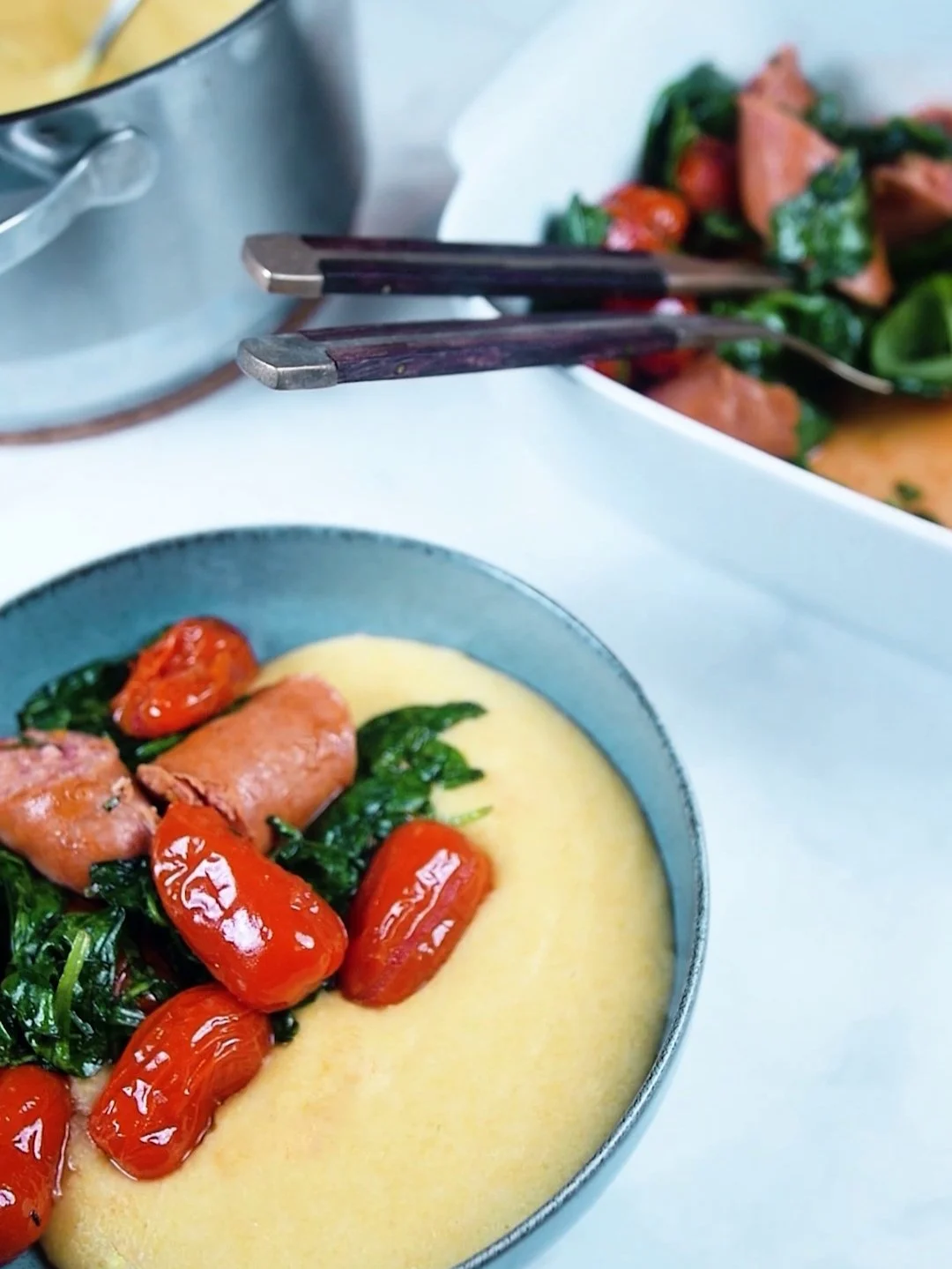 HET SALSICCIA MED KRÄMIG POLENTA & UGNSBAKADE TOMATER